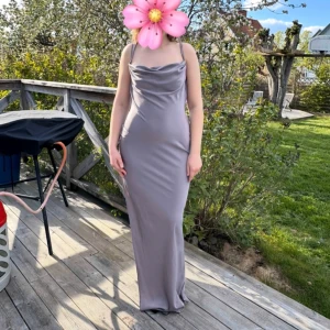 Grå långklänning  - Säljer denna jättefina balklänning då jag använde en annan😍. Klänningen är oanvänd och har prislappen kvar. Original priset är 2500kr - men jag säljer den för 1100 kr.  Perfekt för balen eller ett tillfälle då man bara vill vara lite extra fin. Tveka inte på att höra av dig om du har någon fråga💕.