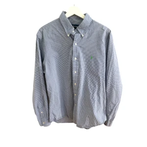 Ralph lauren Skjorta - | Blårutig Ralph Lauren Skjorta | Skick 10/10 | Storlek L | Hör ave r vid funderingar! |