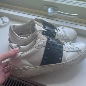 Valentino sneakers med svarta nitar - Säljer mina valentino skor, de är väldigt slitna och mycket använda. Men nitarna har klarat sig bra. De är köpta från Valentines hemsida för typ 3 år sedan. Passar bra på med men 37-38! 