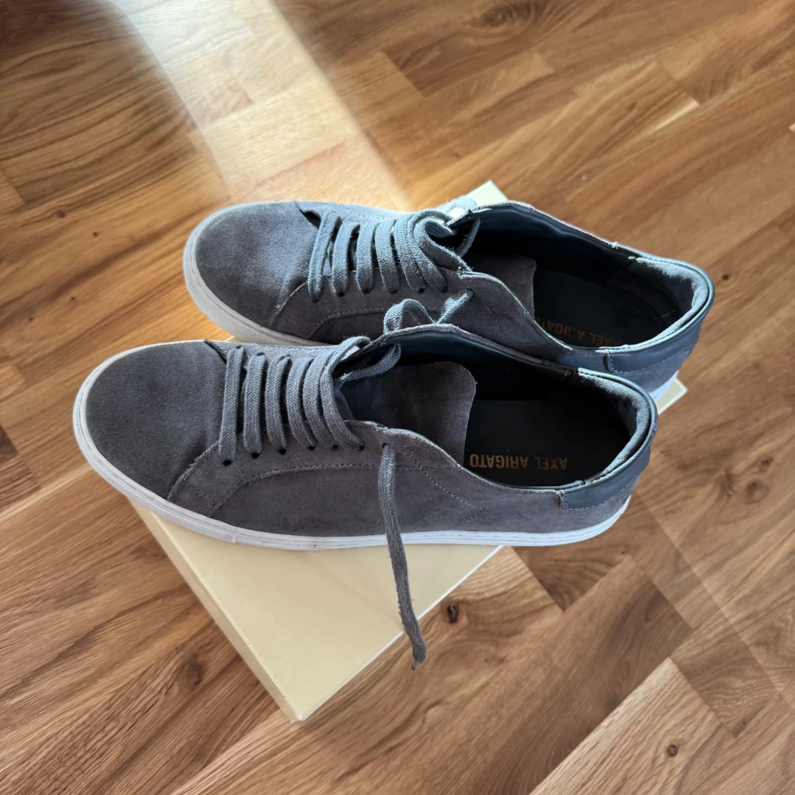 Grå sneakers från Axel Arigato - 4