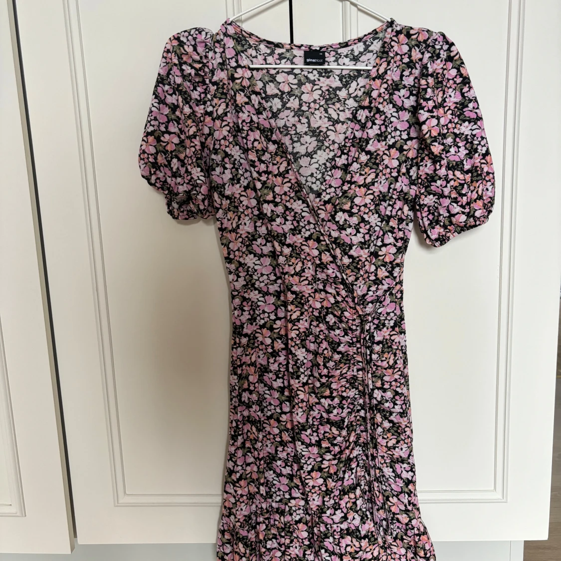 Blommig omlottklänning med volang - 1