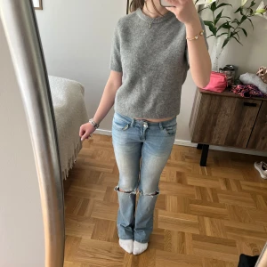 Grå stickad kortärmad tröja från Zara - Säljer den här fina stickad tröjan från Zara. Tröjan har korta ärmar och är något croppad i modellen. Perfekt att matcha med jeans eller kjol! Endast använd en gång💕