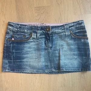 Jeanskjol från River Island - Säljer en snygg blå jeanskjol från River Island med dekorativa sömmar, fickor och diamanter både fram och bak. Köpte den second hand men den passade tyvärr inte. Måtten finns på de två sista bilderna!💕Priset kan diskuteras vid snabb affär!🙌