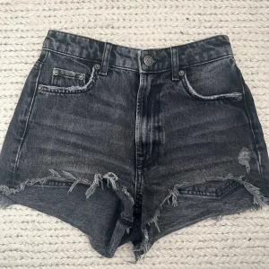 Svarta jeansshorts med fransar från ZARA - Snygga svarta jeansshorts från ZARA i storlek 32💗kontakta för fler frågor 💗 köparen står för frakten 