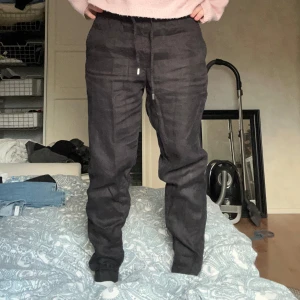 Svarta linnebyxor från hm - Svarta linnebyxor som har raka ben och passar den som gillar lite åt det tightare hållet på linnebyxor. Den är i storlek 36 så passar en som har xs/s i byxor och den har resår i midjan för extra komfort💗😊