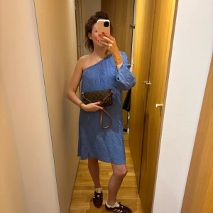 Blå oneshoulder klänning - Finaste blåa klänningen som passar perfekt nu till våren å sommaren 😍😍😍😍 oneshoulder som ger en extra look