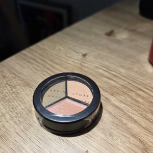 Cover All Mix Original Concealer från Make Up Store - En rund concealerpalett med tre nyanser i beige, gul och persikoton. Perfekt för att täcka ojämnheter och neutralisera missfärgningar. Kommer i en kompakt dosa med genomskinligt lock och svart kant. Nypris: 189:-