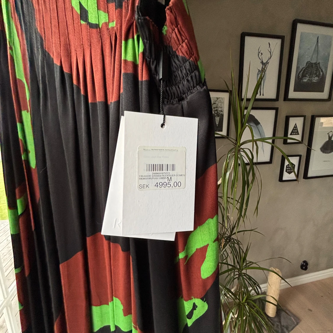 Svart långklänning med grönt och rött mönster från Rodebjer - 2