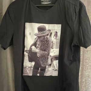 Svart t-shirt med tryck från Limitato - Storlek L men passar M