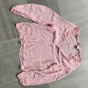 Rosa tunn blus  - Säljer en jätte fin tunn rosa blus som är perfekt till sommaren! Köpt på Plick (i nyskick) och är endast testad av mej!