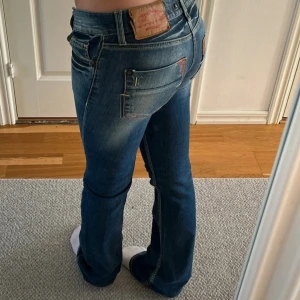 Low waist/bootcut jeans❤️i - Säljer dessa jätte snygga jeans ifrån märket Fornarina för att dom blev lite för små för mig köpte dom för 900kr❤️