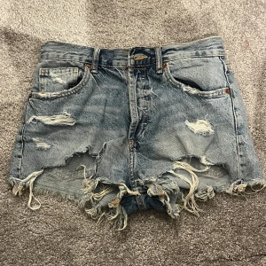 Jeansshorts zara - Jättesnygga ”slitna” jeansshorts från Zara i storlek 36/S. Köpte för några år sedan och används inte längre. Skriv gärna vid frågor!💕