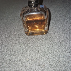 Emporio Armani Stronger With You Eau de Toilette - Emporio Armani Stronger With You är en herrparfym med en elegant, fyrkantig glasflaska och silverfärgad kork med logotyp. Doften har en varm, amberfärgad vätska och flaskan rymmer 100 ml.
