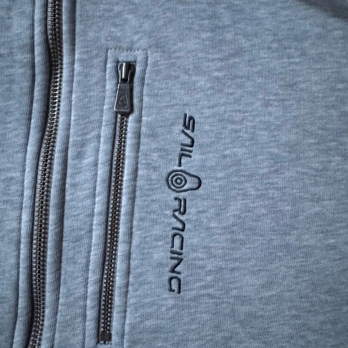 Ljusgrå hoodie från Sail Racing - 2