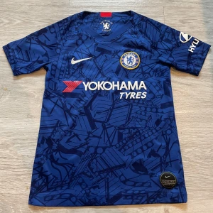 Fotbollströja, Chelsea 💙 - Chelsea träningströja i S barnstorlek, passar större storlekar om man vill ha en lite tajtare passform. Inga defekter och är i väldigt bra skick! Skriv för bild på💙