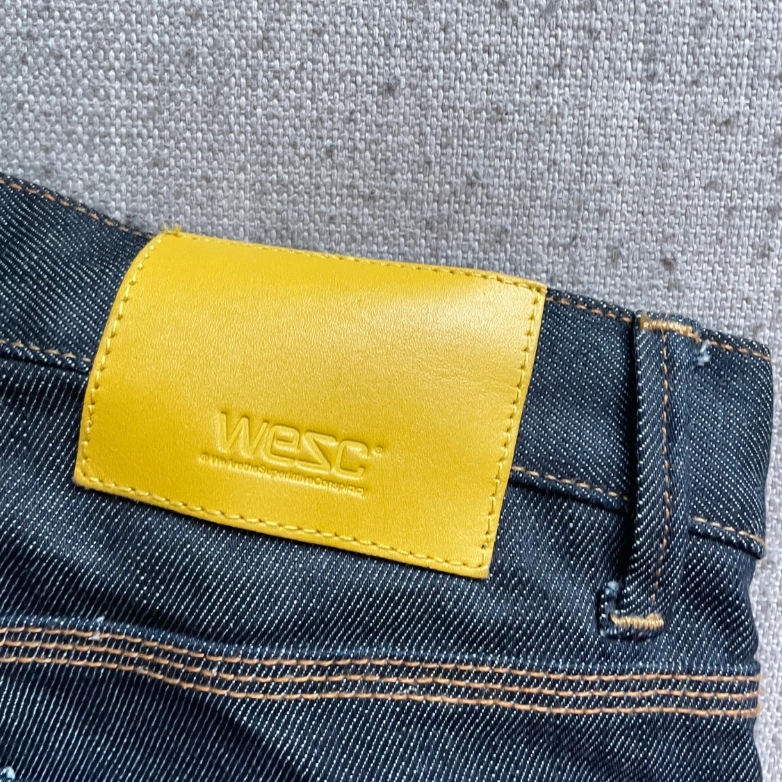 Mörkblå jeansbyxor från WESC - 2