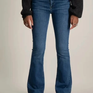 Blå bootcut jeansbyxor - Säljer ett par mörkblå bootcut jeansbyxor som är low waist. Jeansen är knappt använda och är i storlek 29💓är köpta från kidsbrandstore, märke grunt💞skriv om ni undrar något