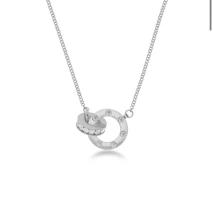 Silverfärgat halsband från edblad - Stilrent halsband i silverfärg med två sammanlänkade cirklar, dekorerade med små gnistrande stenar. Kedjan är tunn och elegant, perfekt för att lyfta vilken outfit som helst. Sprillans nytt, aldrig använt! Skriv för egna bilder eller frågor! Pris går att diskutera!❤️❤️