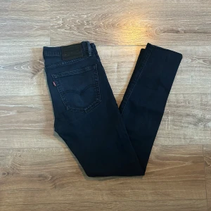 Levis jeans - Ett par jeans i absolut topp skick och som dessutom har en extremt snygg tvätt. Nypriset på dessa jeans ligger på runt 1000kr. Längden på byxorna är 98cm och midjan 38cm jämför gärna med ett par egna och sen är det fritt fram att använda ”köp nu”.