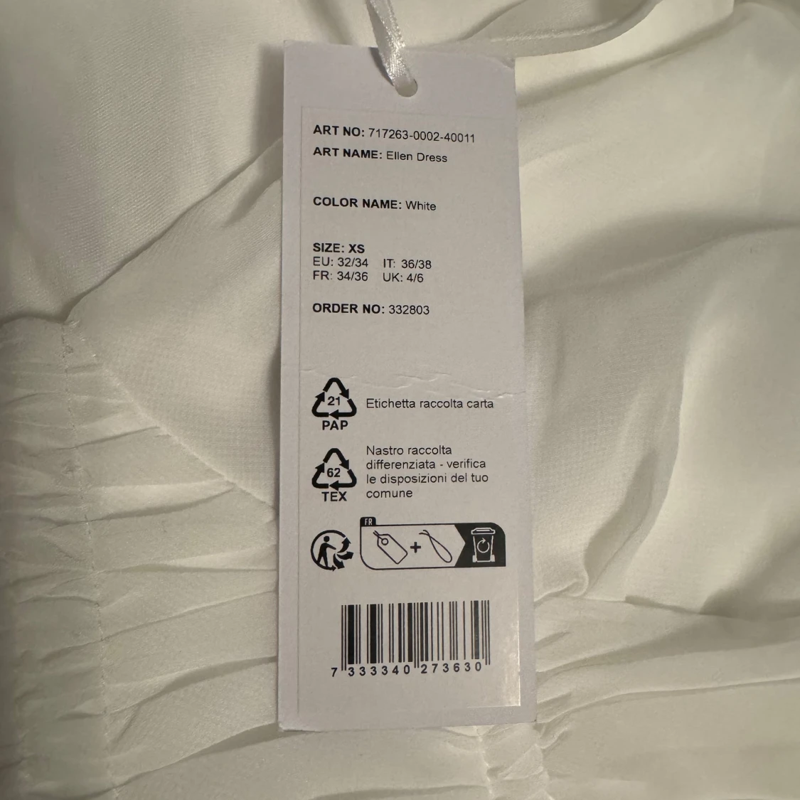 Studentklänning - Vit klänning med v-ringning och luftiga armar - 3