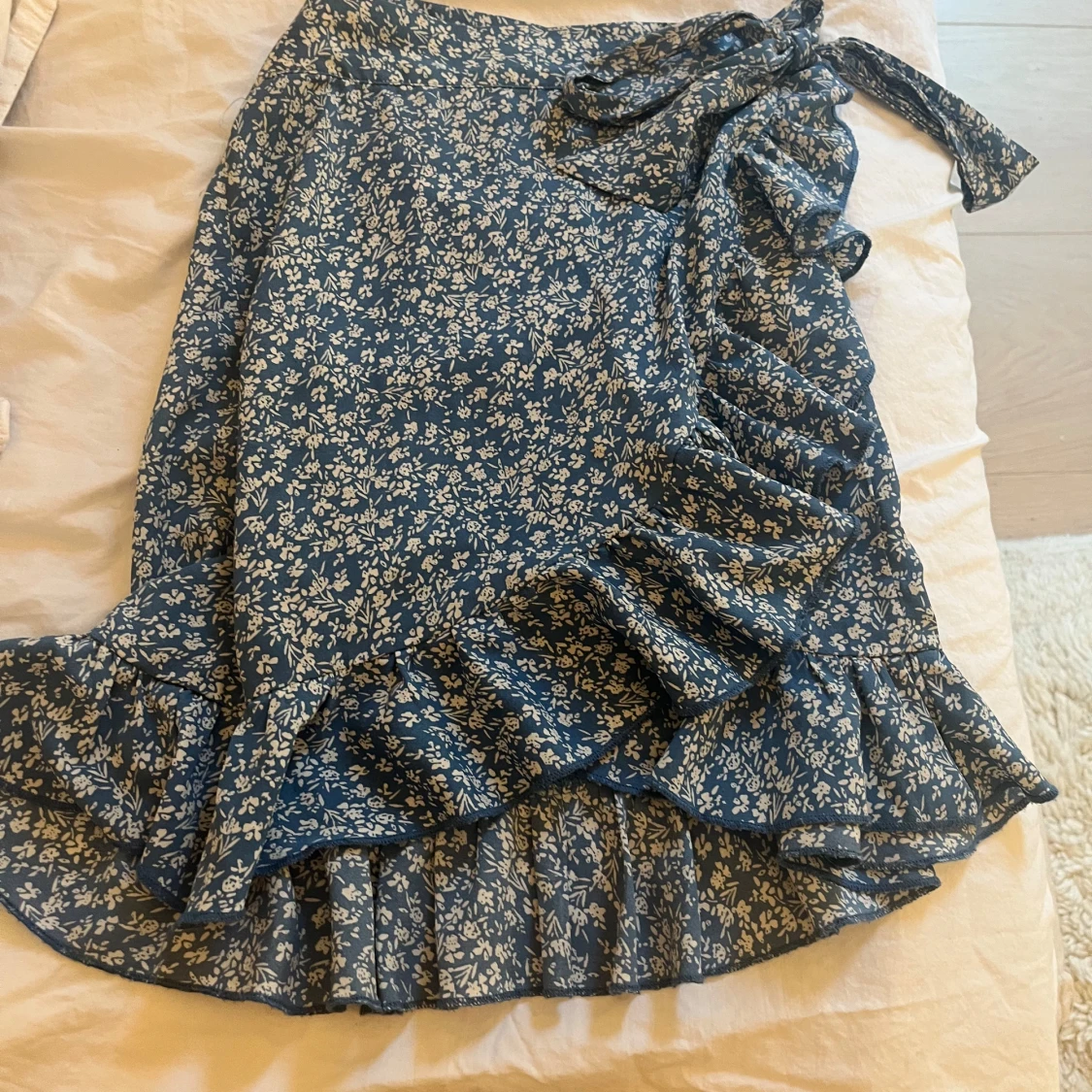 Blå blommig omlottkjol med volang - 2