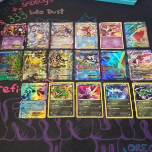 Pokémonkort - Blandade EX, GX & V - Samling av Pokémonkort med coola och färgglada motiv, inklusive flera EX, GX och V-kort. Perfekt för dig som vill utöka din samling eller spela med vänner. Här hittar du både klassiska och moderna favoriter – ett måste för alla Pokémonfans!