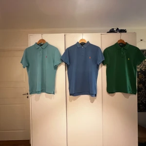 Pikétröjor från Polo Ralph Lauren - Tja jag säljer dom här 3 Ralph lauren pikétröjorna eftersom dom inte kommer till användning längre.Storlekarna är M på mintblå, M på den andra blå och sist S på den gröna dom kostar 300kr/st.Det är bara och skriva om ni har några frågor💯💯