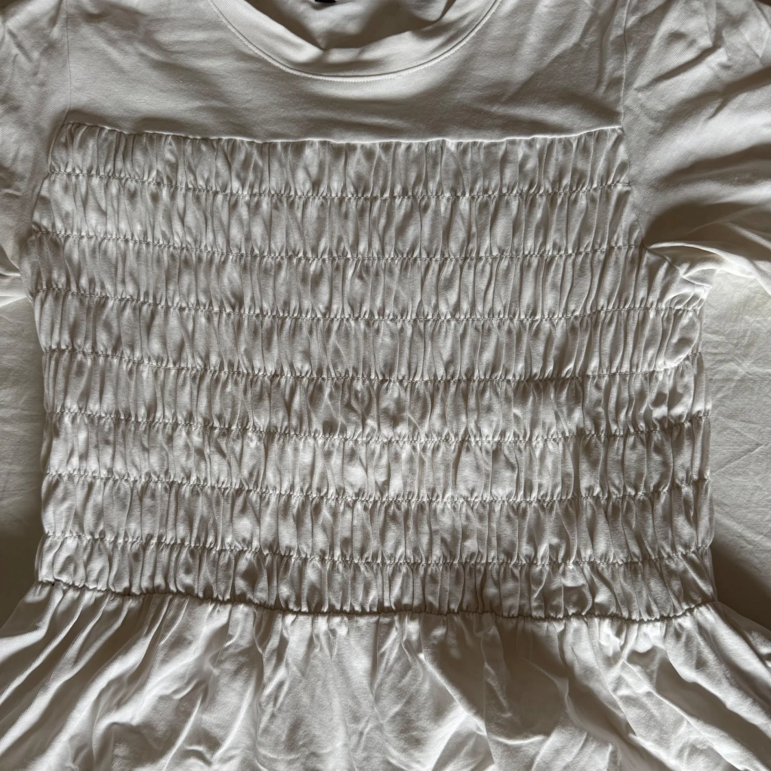 Vit topp med smock och volang - 1