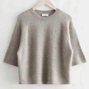 Beige stickad tröja från & Other Stories - Mysig beige stickad tröja från & Other Stories med trekvartsärm❤️ Storleken är XS ❤️❤️❤️