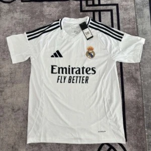 Real Madrid T-shirts - Säljer 2 styckna real Madrid T-shirts då dom aldrig kommit till användning. Säljer båda för 799 kr annars är de 499 kr styck. Skriv om ni har några funderingar.