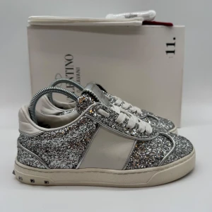 VALENTINO FLYCREW SNEAKERS - Valentino flycrew sneakers - Skick: 9,5/10, alla nitar är kvar - Tillbehör: Dustbag, kort - Storlek 35,5 sitter som 36 - Nypris ca 7700kr / Går ej att få tag på - Deluxecloset