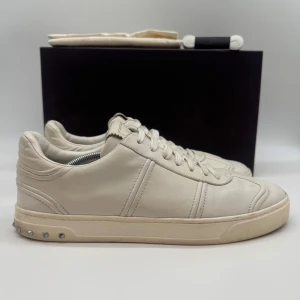 VALENTINO FLYCREW SNEAKERS - Valentino flycrew sneakers - Skick: 9/10, alla nitar är kvar - Storlek 44 sitter som 45 - Tillbehör: Dustbag, extra snören - Nypris 7700kr / Går ej att få tag på längre - deluxecloset 