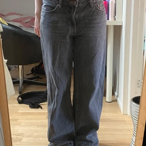 Gråa wide leg jeans - Storlek W28 L32, jag är 160cm lång och de är för stora för mig. Säljer ett par gråa ample jeans med breda ben och klassisk femficksdesign. Jeansen har normal passform i midjan och raka, vida ben. Har slitningar längst ner på benen. 