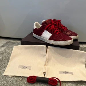 Valentino flycrews  - Hej säljer nu mina fina skor som jag renoverat, skick 7/10, sulan inuti är mer sliten än skorna. Ny pris ca 7000kr och självklart äkta eftersom dom inte säljs längre. Storlek 43 men passar 44, självklart kan jag tvätta dom extra ifall du köper, fraktar samma dag! Fråga på om du undrar något!🔥🥰