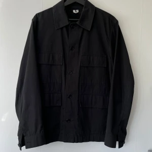 Overshirt från Arket - Fin overshirt från Arket i bomull! Väldigt tunn och lätt att ha på sig, perfekt för sommaren! Storlek: 48/M