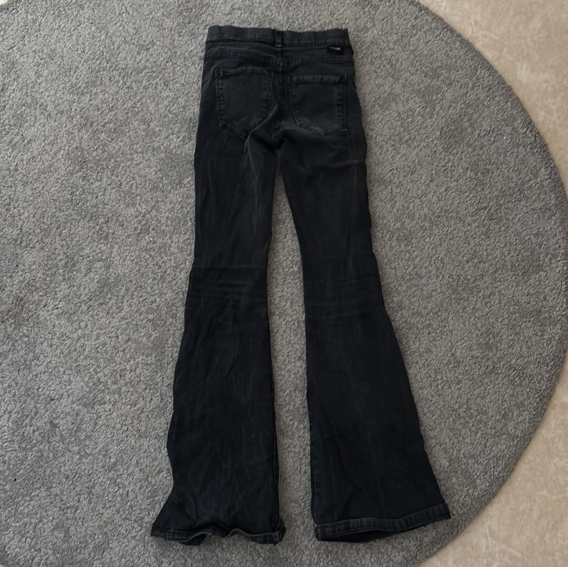 Svarta bootcut jeans  - 1