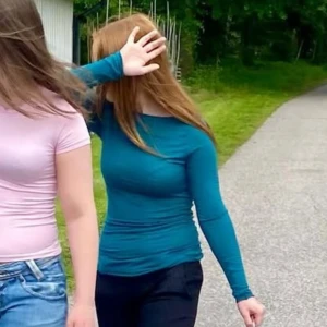 Grön intimissimi tröja  - Säljer min gröna intimissimi tröja då den inte kommer till användning längre, litet hål vid axeln men inget märkvärdigt 