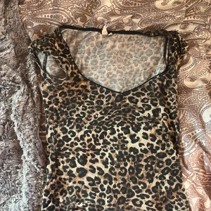 Leopard topp från Nelly! - Säljer en jätte snygg leopard topp från Nelly i stl XS!🙈💞