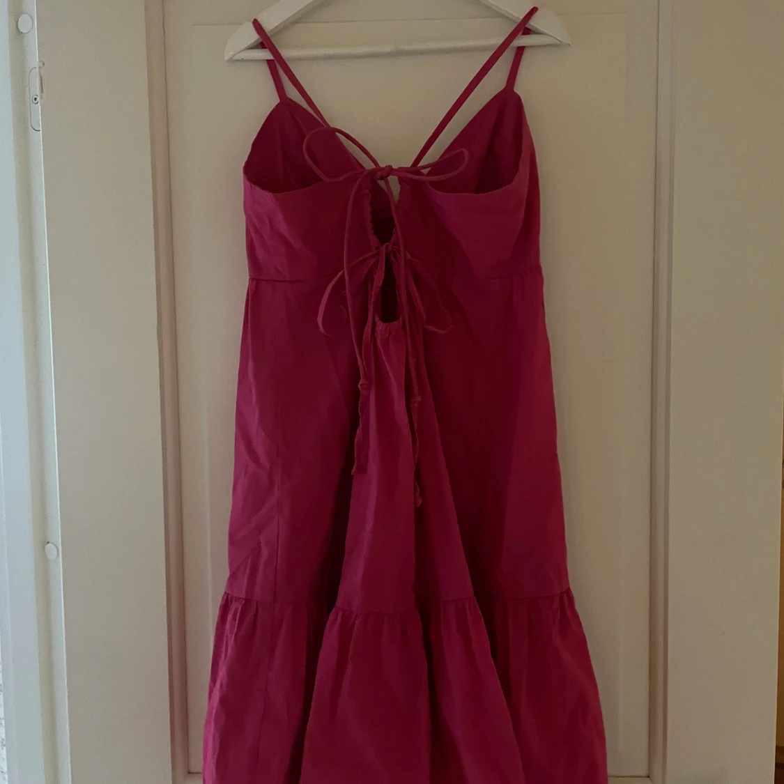 Rosa sommarklänning med knyt i ryggen - 1