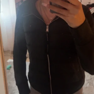 Svart dunjacka från Tommy Hilfiger - Säljer en svart dunjacka från Tommy Hilfiger, använd få gånger ❣️