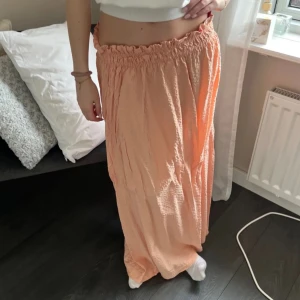 Orange/persikafärgad långkjol - Säljer denna fina långkjol från h&m i storlek s men passar S-M❣️ hör av dig om du vill ha fler bilder🙏🏻