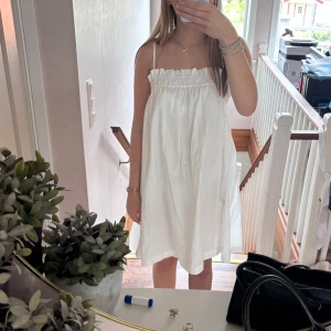 Vit klänning - En jätte fin klänning. Perfekt till stranden eller en mer avslappnad look, går även att klä upp. Skriv för mer bilder💕