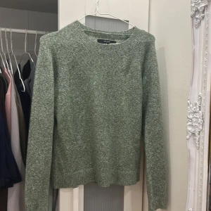 Grön stickad tröja från Vero Moda - Mysig ljusgrön stickad tröja från Vero Moda. Använd 1-2 gånger max och passar till alla tillfällen.