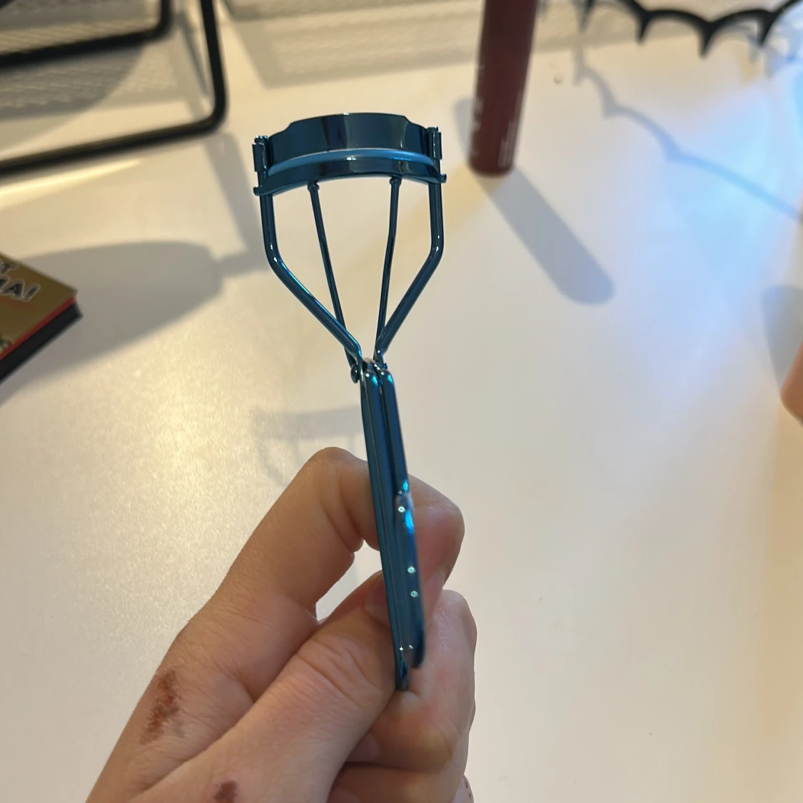 Blå ögonfransböjare i metall - 1