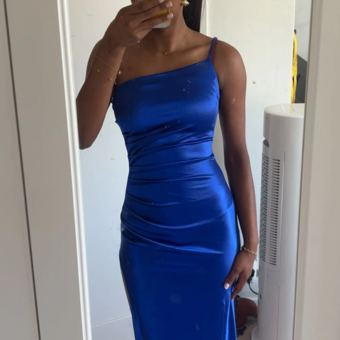 Blå långklänning med slits och oneshoulder - 3