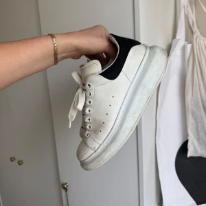 Alexander McQueen Obersized Sneaker svart - Alexander McQueen sneakers i storlek 37!! Nypris ca 5500kr. Välanvända, men inget som stör, se bild 1 där släppt, fläckiga skosnören (borde gå att tvätta i maskin)! Overall livets skönaste skor❤️‍🔥❤️‍🔥🧘🏼‍♀️🤠