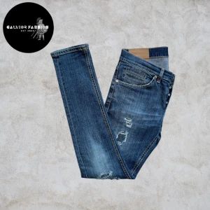 Dondup George jeans - Dondup George jeans i storlek 30 (passar även W29 i midjan, då Dondup ofta är mindre i storlek). Riktigt bra skick inga hål eller fläckar. Välsittande modell med feta slitningar                  ~                                                                                       Nypris 2000+ kr | vårat pris 795 kr.  Hör av dig om du vill ha mått eller har andra frågor. Alla följare får rabatt!