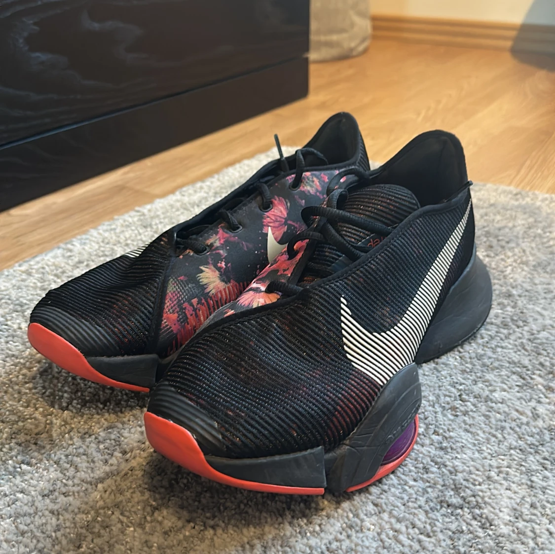 Nike sneakers med svart och röd design - 1