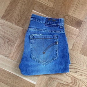 Dondup George jeans - Säljer ett par schyssta dondup jeans i en blå tvätt och små diskreta slitningar. Storlek 31 och längden är kort typ 30L. Byxorna är i bra skick och stilrena med det stora D:et