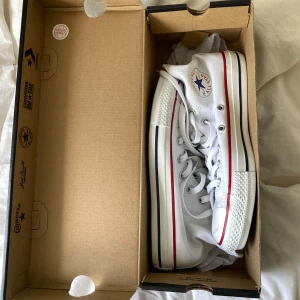 Vita Converse  - Helt nya vita höga Converse i storlek 38 🤍 aldrig använda, endast provade. Köpta för 800kr
